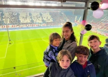 Delfina Suárez celebró su cumpleaños con sus hermanos y primos en el Gran Parque Central mientras jugaba su padre Luis Suárez para Nacional