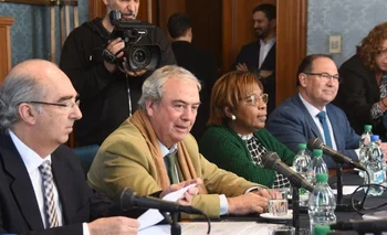  Luis Alberto Heber, ministro del Interior, asiste a reunión con bancada del Partido Nacional, en el Parlamento