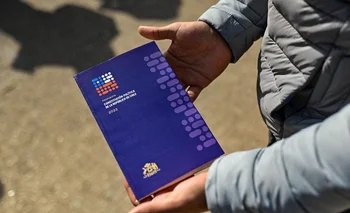 Ejemplar de la nueva Constitución chilena, que será sometida a votación el 4 de setiembre