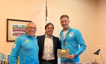 El presidente Luis Lacalle Pou recibió al remero campeón del mundo uruguayo Felipe Klüver y al entrenador Osvaldo Borchi.
