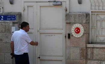 Un empleado del consulado turco se para en la puerta de las oficinas en Jerusalén, Israel