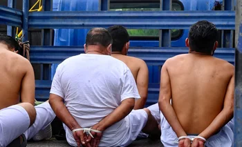 Sospechosos de pertenecer a una banda criminal son llevados en un camión en Soyapango, este de San Salvador