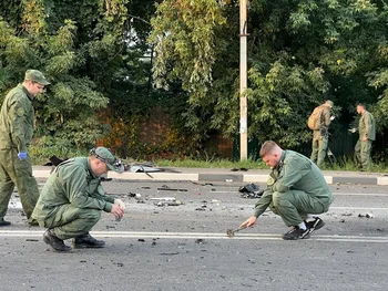 Investigadores trabajando en el lugar de la explosión de un automóvil conducido por Daria Dugina, hija de Alexader Dugin, un ideólogo ruso de línea dura cercano al presidente Vladimir Putin, en las afueras de Moscú