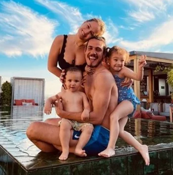 Edinson Cavani con su esposa y sus dos hijos pequeños en España