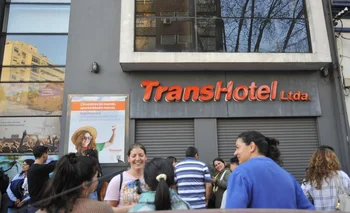 Damnificados por Transhotel protestan frente a la agencia. (Archivo)