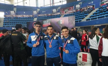 Camilo Balsa, Francisco Barrios y Nicolás Deandrea con su bronce