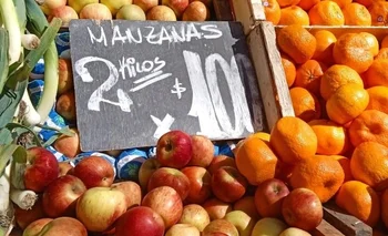 Hay una gran oferta de manzanas en el mercado.