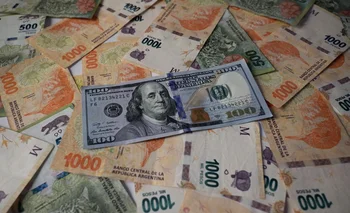 El dólar superó la barrera de los 1.000 pesos