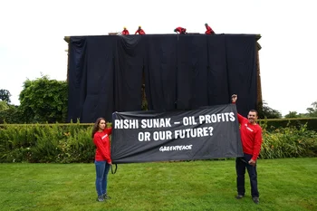 "Rishi Sunak - ¿Las ganancias del petróleo o nuestro futuro?", se lee en la pancarta de los activistas