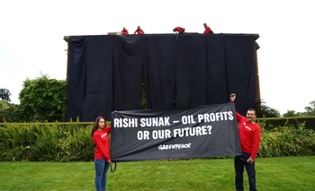 "Rishi Sunak - ¿Las ganancias del petróleo o nuestro futuro?", se lee en la pancarta de los activistas