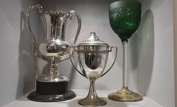Las tres copas que ganó Peñarol en el clásico de la reunificación de 1925; la del medio es la que se encontró y restauró, mientras que la de la izquierda es la Copa Imparcial y la verde, la Copa Florence o Copa Alonso