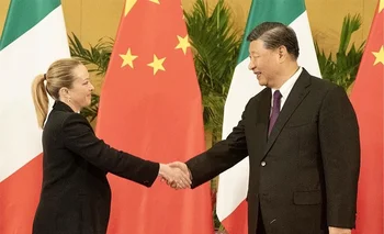 La presidenta italiana Giorgia Meloni saluda a su par chino Xi Jinping en la cumbre del G20. 