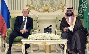 El príncipe heredero de Arabia Saudita en una reunión con el presidente ruso Vladimir Putin