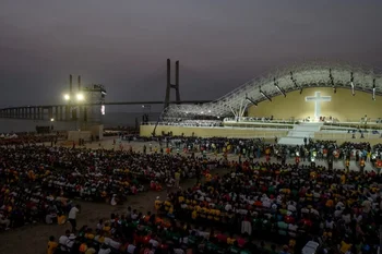 La multitud colma el parque donde se levanta un imponente escenario para la vigilia de la Jornada Mundial de la Juventud