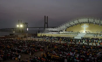 La multitud colma el parque donde se levanta un imponente escenario para la vigilia de la Jornada Mundial de la Juventud