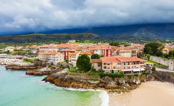 Las playas de Galicia y Asturias atraen a muchos españoles.