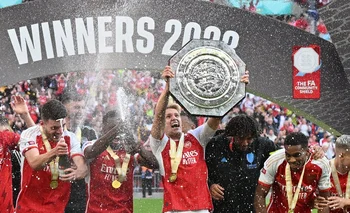 Los jugadores de Arsenal celebran el título ante Manchester City