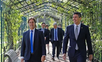 El presidente de Uruguay, Luis Lacalle Pou, y el mandatario electo de Paraguay, Santiago Peña, durante el encuentro que mantuvieron en Montevideo en mayo pasado