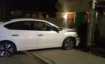 El auto robado terminó contra un muro de una casa de Malvín Norte