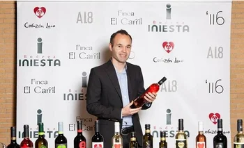 Andrés Iniesta con algunos de sus vinos