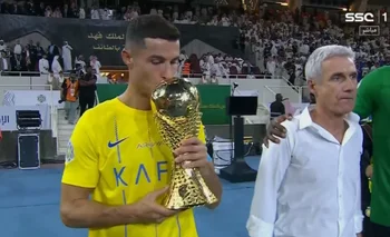 El beso de Cristiano a la Copa