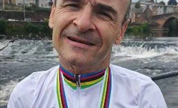 El ciclista español Ricardo Ten, muestra el reloj que ganó en el Mundial Paralímpico de ciclismo