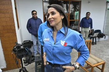 Luisa González, la candidata del correísmo que figura primera en las encuestas para las elecciones presidenciales en Ecuador