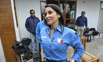 Luisa González, la candidata del correísmo que figura primera en las encuestas para las elecciones presidenciales en Ecuador