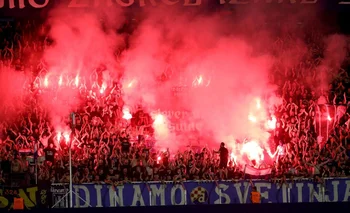 Hinchas del Dinamo encienden antorchas durante la tercera ronda de clasificación de la UEFA Champions League, partido de ida entre el Dinamo Zagreb y el AEK Athens en Zagreb,