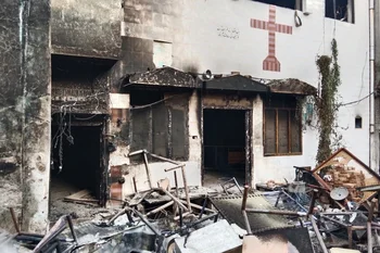 Frente de una de las iglesias cristianas quemadas por manifestantes musulmanes en Pakistán