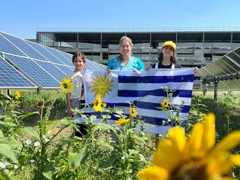 Carmela y Paloma junto a Silvana Ayala, uruguaya residente en Denver, quien invitó a la delegación uruguaya a conocer el laboratorio de energías renovables donde ella trabaja..