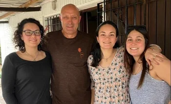 Pedro Barrios con sus hijas