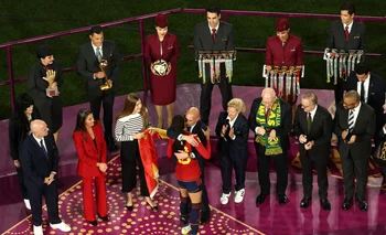 Luis Rubiales en la entrega de las medallas a las jugadoras de España