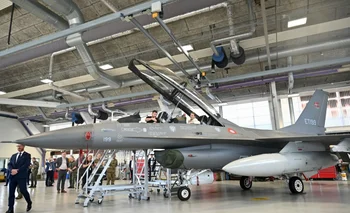 El presidente Zelensky en la cabina de un F16, avión de combate que forma que Dinamarca y Países Bajos entregarán a Ucrania