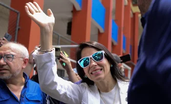 Luisa González, la candidata favorita en las encuestas en Ecuador llega al lugar de votación.