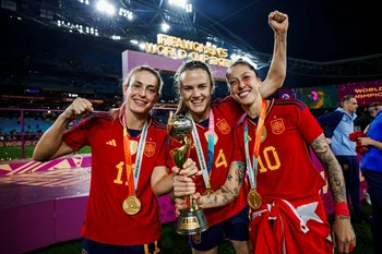 Las jugadoras de la selección española de fútbol femenino Alexia Putellas, Irene Parades y Jenni Hermoso posan con el trofeo del Campeonato del Mundo tras ganar España la Final del Mundial femenino de fútbol 