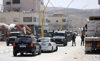 Soldados israelíes patrullan las inmediaciones de Hebron en busca del atacante que mató a una mujer e hirió a su acompañante