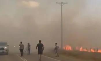 Trata de controlar los incendios forestales en la provincia de Córdoba pero el los fuertes vientos no ayudan
