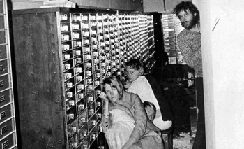 Tres de los rehenes y el ladrón Clark Olofsson en la sede del Kreditbanken de Estocolmo, el 23 de agosto de 1973