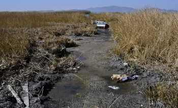 Las sequías y la polución están secando el histórico lago Titicaca, compartido por Bolivia y Perú