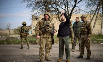 El presidente Zelensky con miembros de la Fuerzas Especiales ucranianas