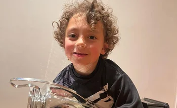 El hijo mayor de Léo Coelho de Peñarol, se llevó la copa ganada en baby fútbol para su casa, para disfrutarla un momento con la familia