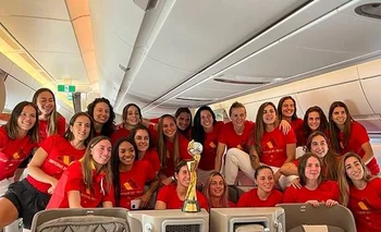 Las jugadoras de la selección española posan en el avión Airbus A350 de Iberia