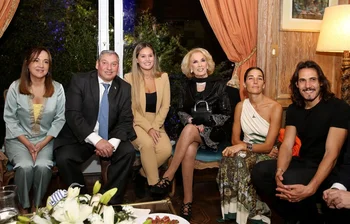 El Embajador  de Uruguay,  Carlos Enciso Christiansen, junto a Mirtha Legrand, Edinson Cavani y Juanita Viale