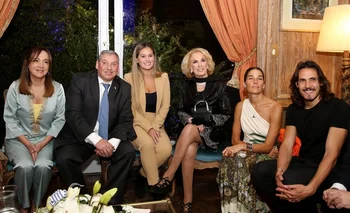 El Embajador  de Uruguay,  Carlos Enciso Christiansen, junto a Mirtha Legrand, Edinson Cavani y Juanita Viale