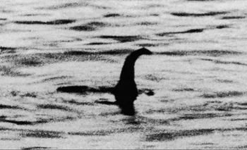 En 1934, el médico inglés Robert Wilson tomó la foto en la que se ve lo que parecen ser el largo cuello y la cabeza de Nessie