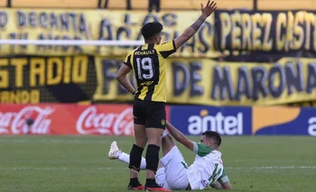 Matías Arezo y Pablo Porcile, figuras del partido entre Peñarol vs La Luz