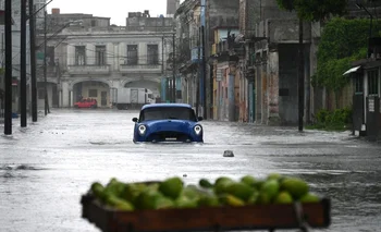 Las lluvias torrenciales del huracán Idalia anegaron las calles de La Habana