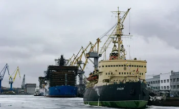 Barcos metaneros de transporte de GNL ruso a Europa por cuenta de Shell y TotalEnergies.