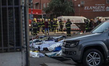 Un incendio en un edificio con inmigrantes e indigentes causó más de 70 muertos en Sudáfrica